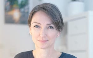 Nicole Pereira Guedes lächelt in die Kamera, in einem hellen Raum in Hamburg – Coachin für mentale und finanzielle Selbstbestimmung.