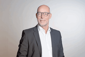 Gunter Schäfer, Marketing Officer Communications der Arete Ethik Invest AG, im Business-Porträt mit Anzug.