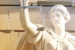 Justitia mit Waage und Schwert als Symbol für Recht und Gerechtigkeit, passend zum Thema Rechtsschutzversicherung