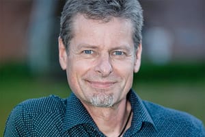 Porträt von Birger Mählmann im Kontext eines Interviews über Pflegevorsorge und finanzielle Verantwortung
