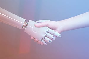 Handschlag zwischen einem Menschen und einem Roboterarm als Symbol für die Ethik der Technologieinvestitionen und den verantwortungsvollen Umgang mit KI und neuen Technologien.