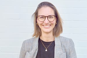 Nadine Barskiy lächelt in die Kamera – Mitbegründerin der Morning Coffee Company und Gast im FAIRstärkung-Podcast.