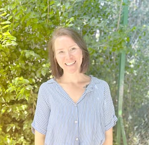 Sarah-Fay Kösling, Schulleiterin der Modernen Schule Hamburg, mit Baby im Tragetuch – Sinnbild für moderne Bildung und gelebte Vereinbarkeit von Beruf und Familie