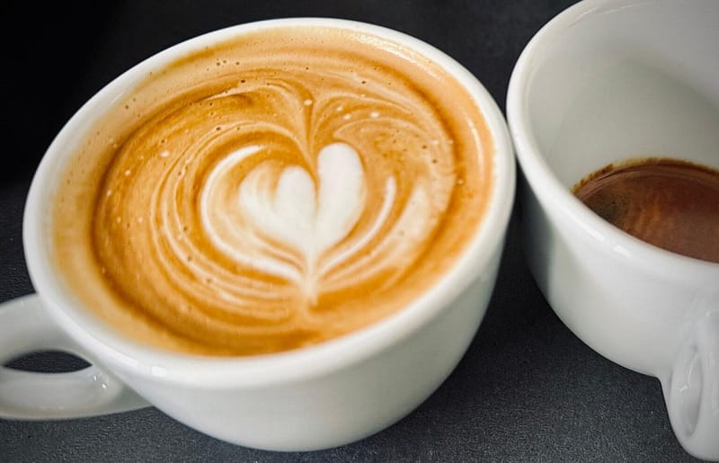 Ein frisch zubereiteter Cappuccino mit perfekter Crema – das Lieblingsgetränk von Nadine Barskiy.