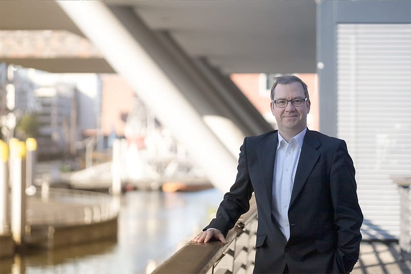 Rechtsanwalt Thomas Fandrey in Hamburgs Hafencity – unterwegs im urbanen Umfeld