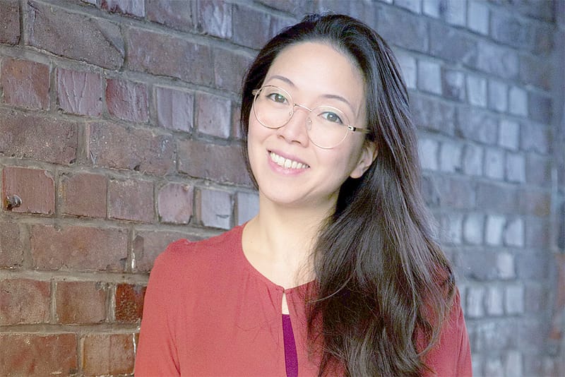 Mi-Yeon alias Ankermami lächelt freundlich in die Kamera und spricht im Podcast über Pflegekinder in Hamburg